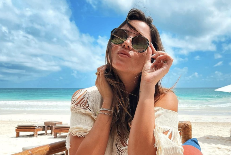 “Se robó tu look y lo llevó a otro nivel”: Las reacciones que causó el elegante atuendo de la madrina de “Kel” Calderón desde México