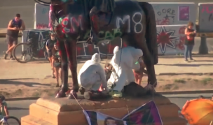 Intentan derribar la estatua del General Baquedano en medio de disturbios en Plaza Italia