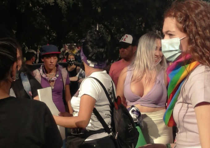 VIDEO | Naya Fácil sufrió “impasse” tras intentar subir a la estatua del General Baquedano