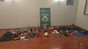 Santiago: Carabineros detiene a sujetos que portaban bombas Molotov