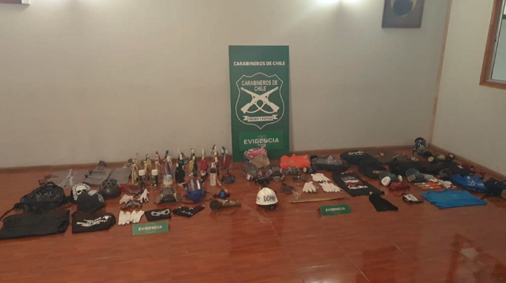Santiago: Carabineros detiene a sujetos que portaban bombas Molotov