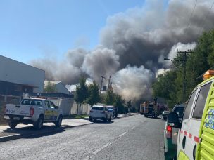 Incendio en fábrica de productos químicos se registra en Colina