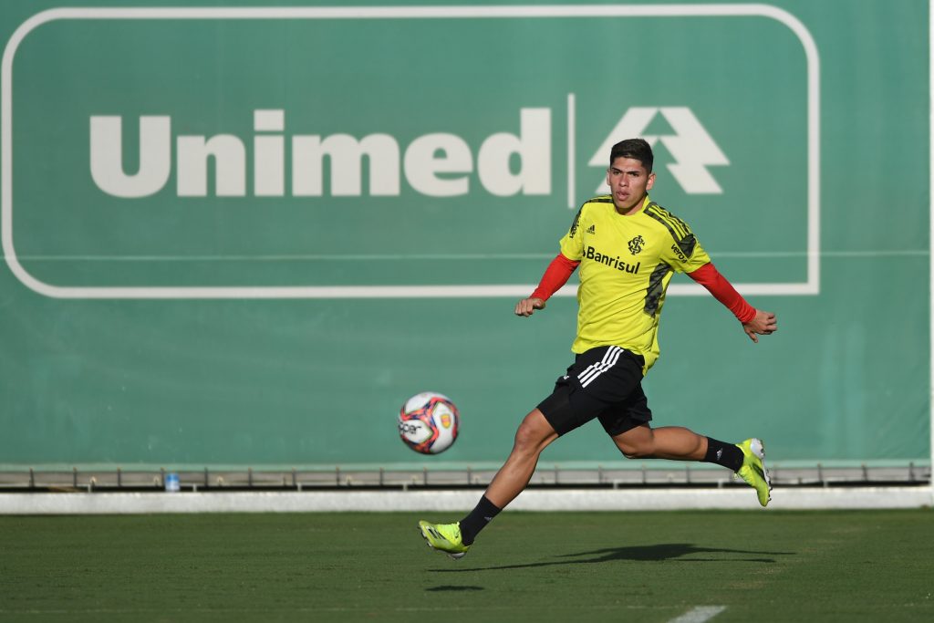 Llegó el pase de Carlos Palacios y podría debutar en el Internacional de Porto Alegre