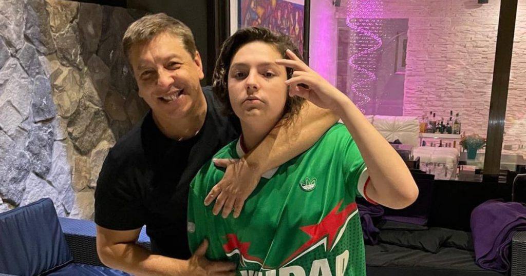 JC Rodríguez compartió postal junto a su hijo y anunció su regreso a clases: “Joaquín aperrando en cuarentena”