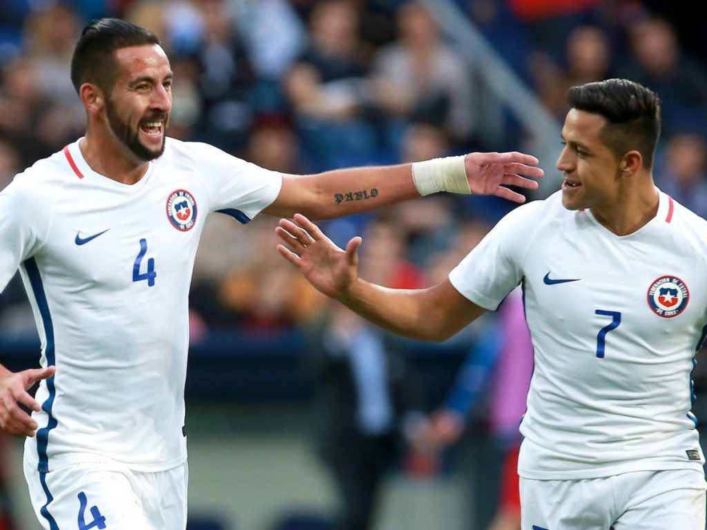 “Él lavaba autos para poder ir a jugar o comprarse una pelota”: Mauricio Isla contó detalles de la esforzada infancia que tuvo Alexis Sánchez