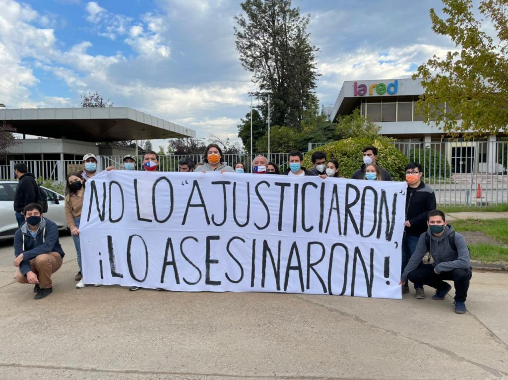 “No lo ajusticiaron. ¡Lo asesinaron!”: Jóvenes de la UDI protestaron en La Red por entrevista a Hernández Norambuena