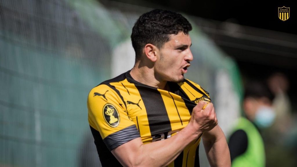 “Si llega a hablar…”: directivo de Peñarol lanzó dura “advertencia” a defensa pretendido por Colo Colo