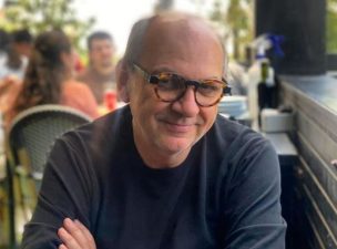 Luis Gnecco estaría internado en clínica capitalina tras dar positivo a COVID-19