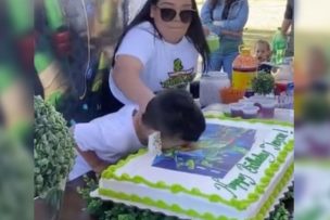 La inquietante reacción de niño tras ser empujado de forma violenta a pastel por tía en medio de cumpleaños