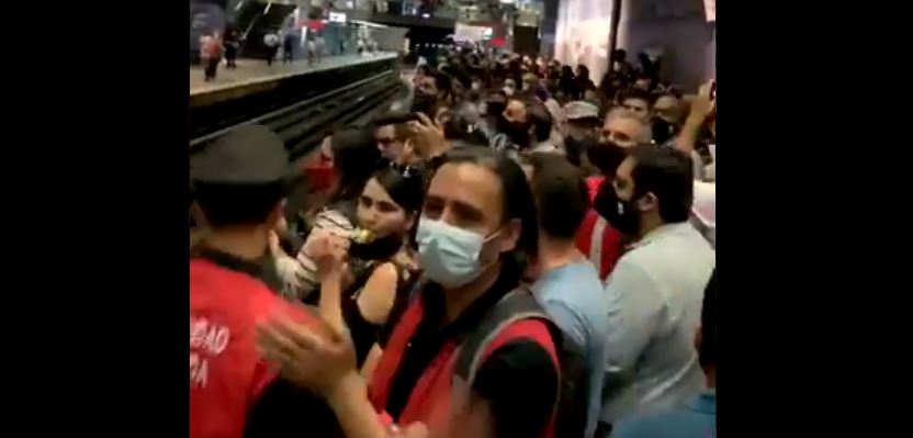 “Nos tomamos Moneda”: Sindicato de Metro ingresa a estación y provoca su cierre