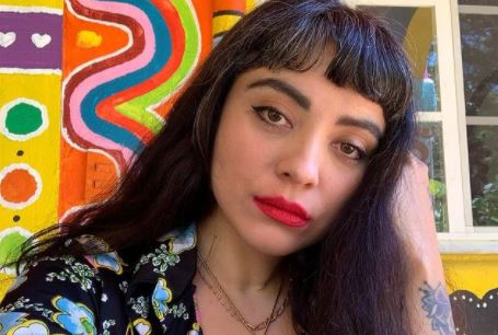 “Allá lo aplauden, aquí lo ningunean”: Mon Laferte mostró el proceso de creación de su mural en Estados Unidos y causó diversas reacciones