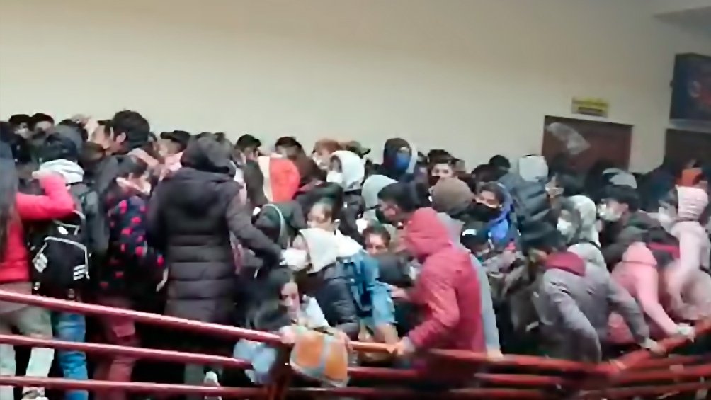 Bolivia: Detienen 3 personas por convocar asamblea en la que murieron 7 alumnos tras caer desde un cuarto piso