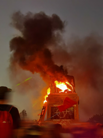 Manifestantes habrían prendido fuego al monumento del General Baquedano en Plaza Italia