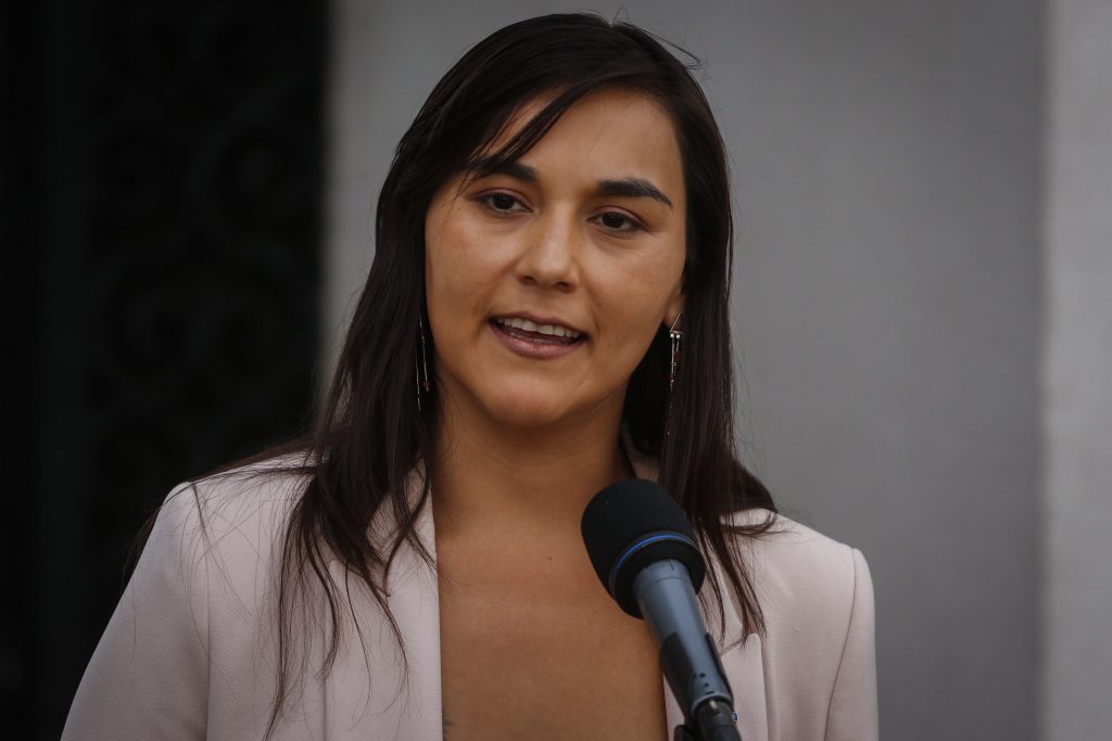 “¡Qué belleza!”: Con cuerpo pintado Izkia Siches lució sus 39 semanas de embarazo