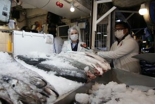 Hombre positivo a COVID-19 fue sorprendido como vendedor en pescadería