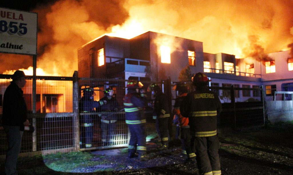 Investigan intencionalidad en incendio de escuela en Curacautín