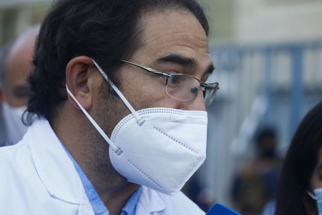 Presidente del Colegio Médico de Valparaíso afirmó que es probable que “ya se hayan producido variantes chilenas” de COVID-19