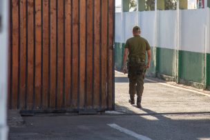 Cinco carabineros fueron detenidos por participar en fiesta clandestina en Talca: uno de ellos agredió a un conserje