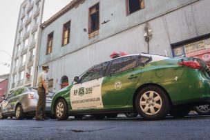 Tres carabineros fueron golpeados por turba durante fiscalización en Recoleta