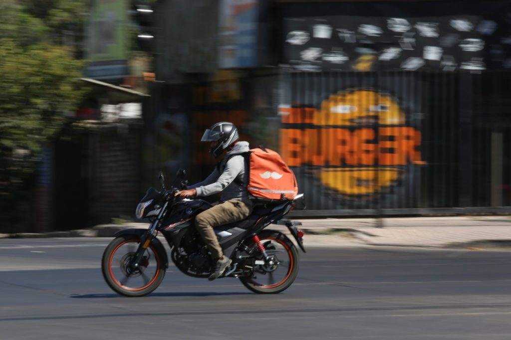 Desconocidos atacaron a palos a repartidores de delivery en Santiago Centro