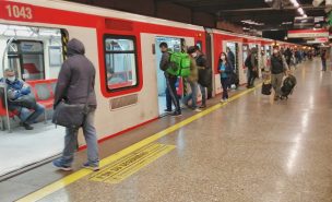 Metro de Santiago cambia de horario a partir de este lunes por adelanto del toque de queda