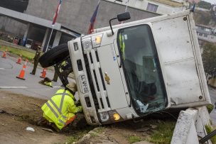 Camión se volcó en la bajada Santos Ossa en Valparaíso la mañana de este sábado