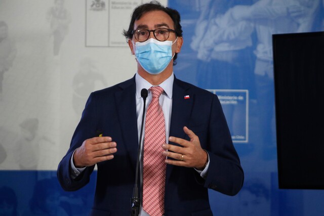 Ministro Figueroa cifra en 82% los profesores vacunados con segunda dosis: “Apenas salgan de cuarentena, colegios van a poder volver”