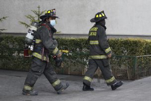 Incendio consume locales en Concepción y vacunatorio cercano es evacuado