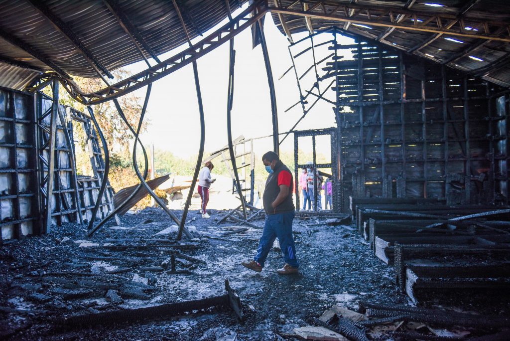 Obispo de Villarrica lamentó ataque incendiario a iglesia de Padre Las Casas