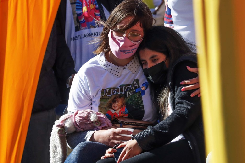 La masiva despedida a Tomás Bravo: Mamá de Tamara Moya acompañó a Estefanía Gutiérrez
