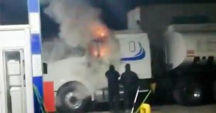 Nuevo ataque incendiario se registró en servicentro de Victoria: una persona terminó herida de bala