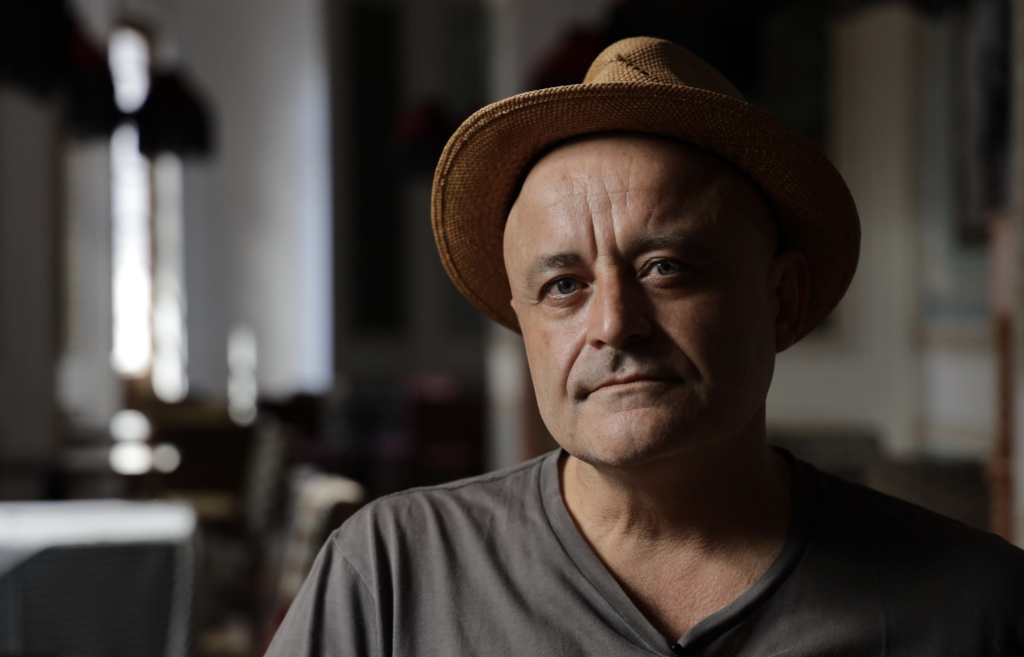 Vuelve un clásico de la franja cultural del 13: “Plato único” y Marcelo Cicali retornan para hacer una radiografía de la cocina y la comida en Chile