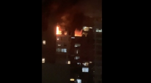 Se registra incendio en edificio de Santiago centro: Bomberos trabaja en la emergencia