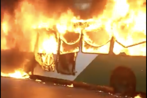 Encapuchados queman y amenazan a pasajeros de bus del Transantiago en Pedro Aguirre Cerda