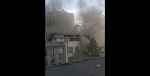 Se registra incendio en edificio de Santiago centro