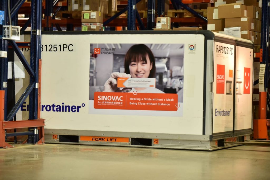Llegaron a Chile 500 mil dosis de Sinovac para continuar con campaña de vacunación
