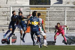 Everton amargó sobre el final a un Palestino que luchó con 10 hombres