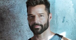 Ricky Martin sorprendió en las redes con llamativa sesión fotográfica: utilizó tacones y corsé metálico