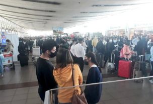 Registran aglomeraciones en aeropuerto de Santiago a horas del cierre de fronteras