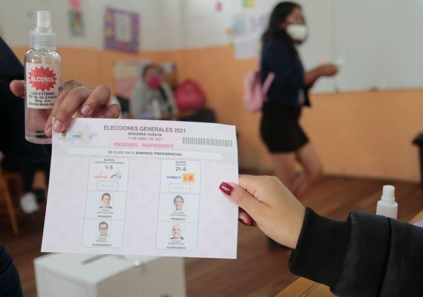 Ecuador vive segunda vuelta de elecciones sin contratiempos en una jornada “pacífica”