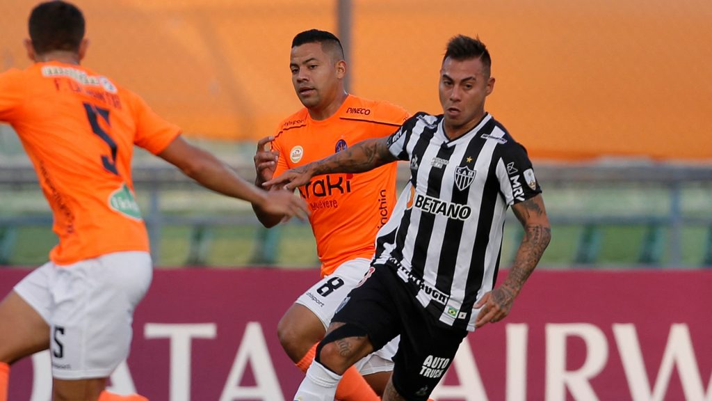 Medio brasileño le dio con todo a Eduardo Vargas: “Es hora de calentar el banco”