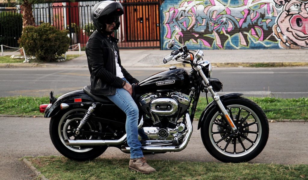 “Motoquero” chileno rifa su moto Harley Davidson en medio de la crisis del Covid-19