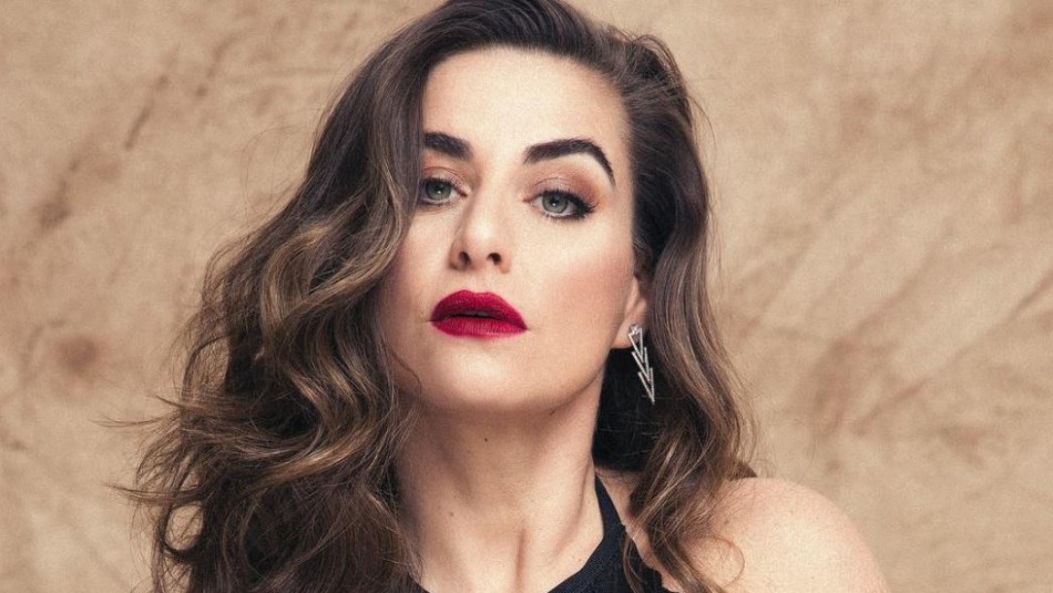 Con reveladora fotografía a torso desnudo Ingrid Cruz habló sobre su cuerpo: “Me cuesta habitarlo con amor”