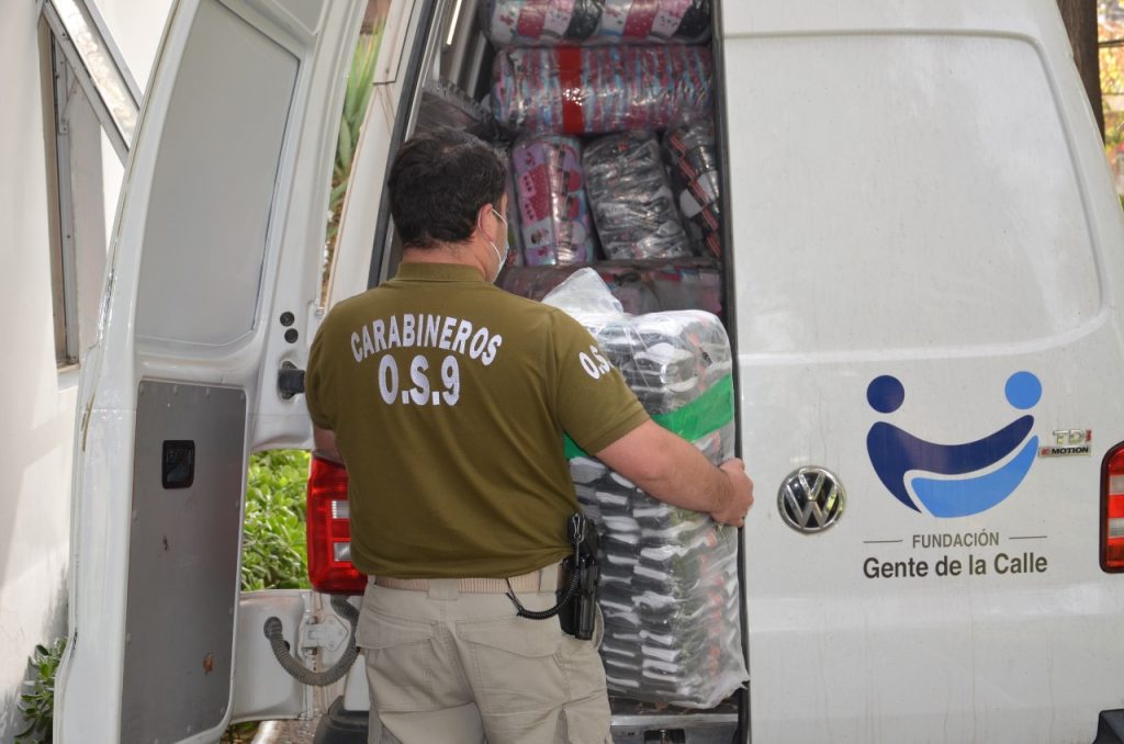 Decomiso solidario de Carabineros y la Fiscalía: donan más de 100 mil pares de calcetines