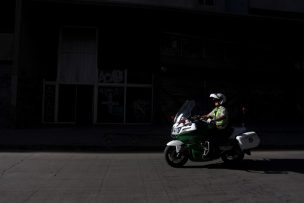 Sujeto en estado de ebriedad choca a motorista de Carabineros en la Costanera Norte