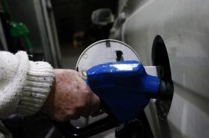 Anuncian proyecto que busca disminuir impuesto específico de combustibles en estado de excepción