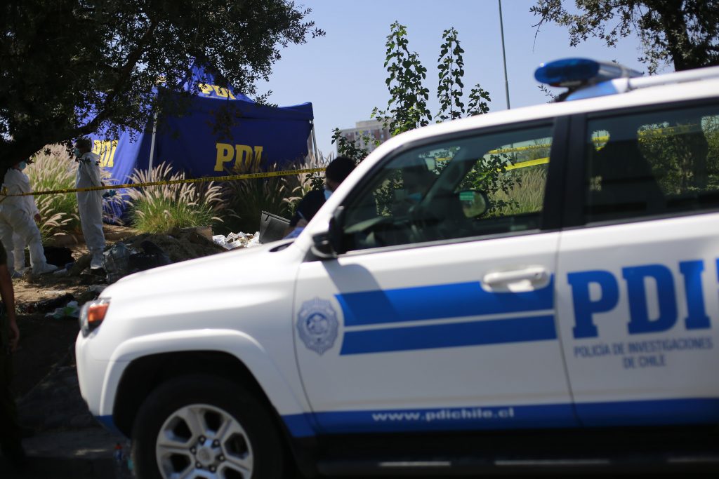 PDI investiga el hallazgo de un cuerpo acribillado en Maipú: Víctima fue abordada mientras manejaba