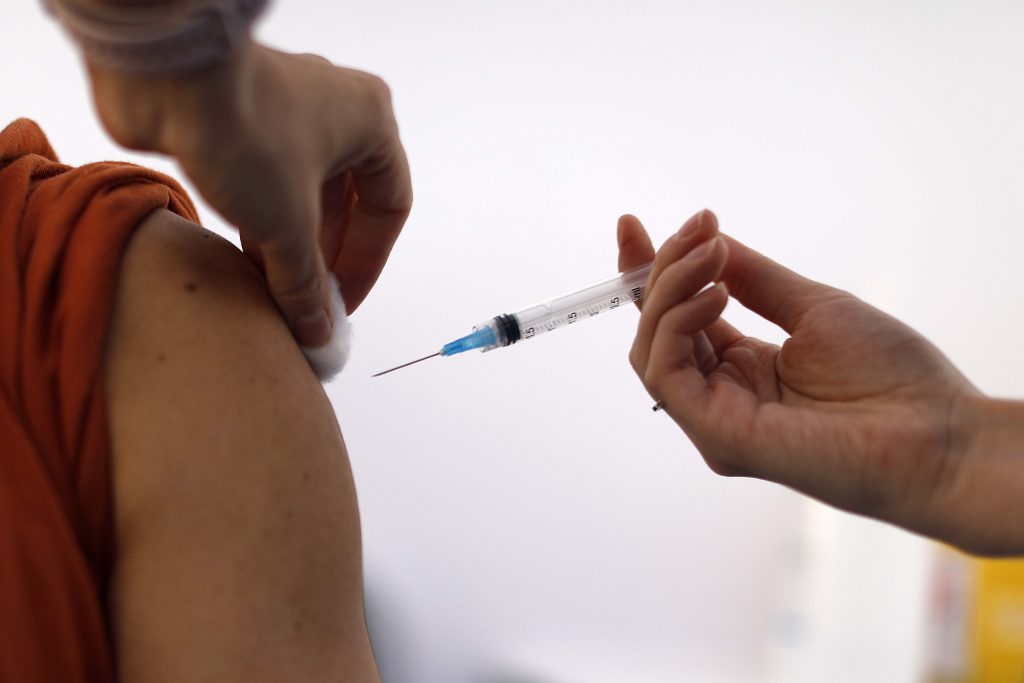 Vacunación contra el SARS-COV-2: 46,5% de la población se ha inoculado con ambas dosis