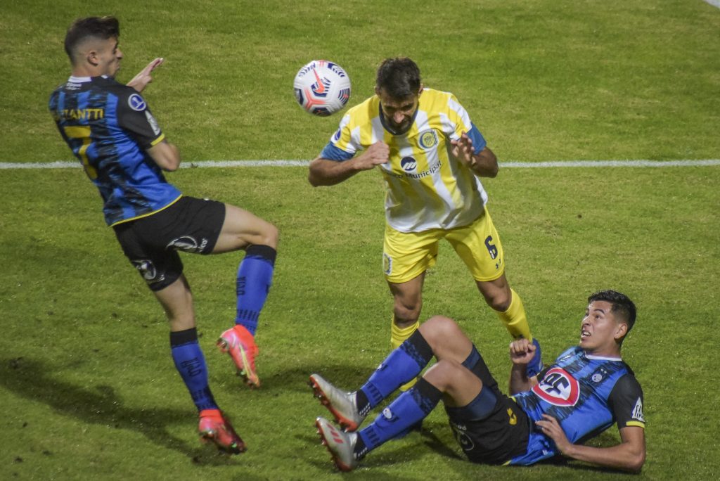 Huachipato no aprovechó la ventaja numérica y sólo igualó ante Rosario Central