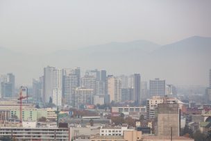 Pese a que se observa smog, calidad del aire se mantiene buena en Santiago